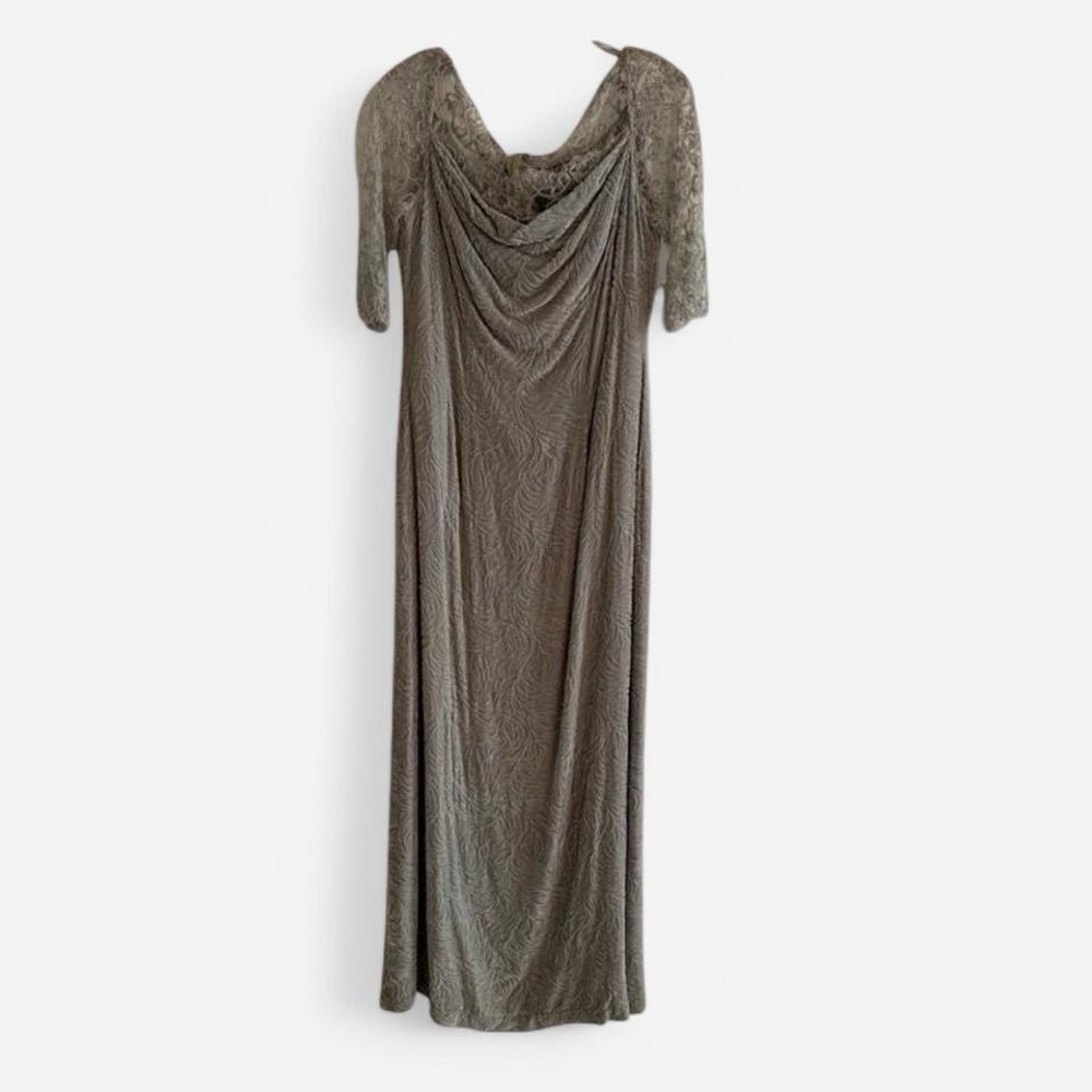Carmen Marc Valvo Elegant Lace Evening Gown